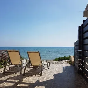 beach-house-at-seafront.larnacahotels.org/